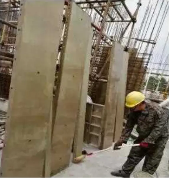 Aplicación de agente desmoldeador en encofrado de concreto de aluminio