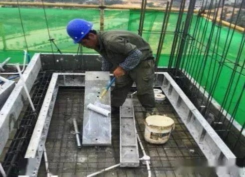 Aplicación de agente desmoldeador en encofrado de concreto de aluminio