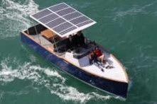 berca pescadora con paneles solares