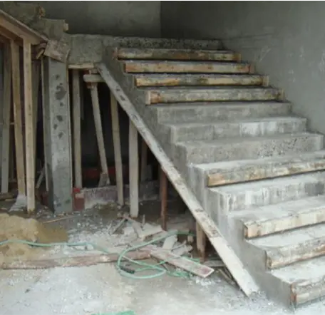 coffrage d'un escalier droit en beton