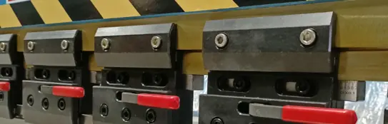 Dispositivo de sujeción de dobladora de planchas de metal