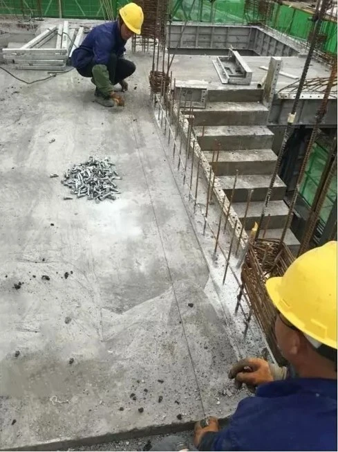 Medición y marcado de encofrado de concreteto de aluminio