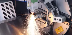 un proceso de funcionar máquina de corte a láser tubo